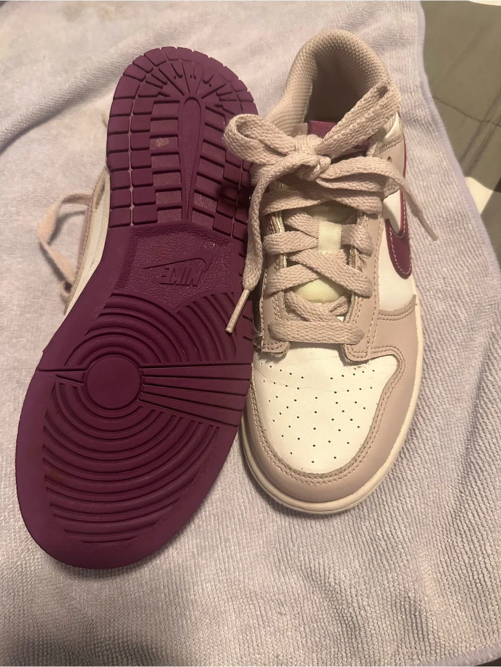 Nike Kids Low-Top Sneakers in Beige, White & Burgundy